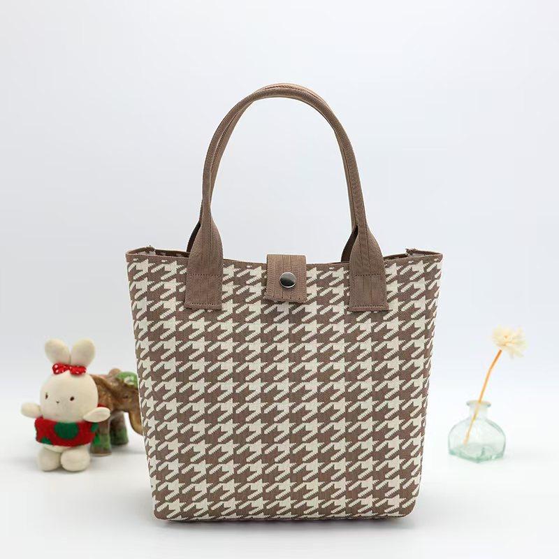 Ladies Handbags Simple Plaid Fashiable Versatile Korean Knitted Tote Bags Casual Large Capacity Portable New Handbag For Girl
Ladies Handbags Simple Plaid Fashiable Versatile Korean Knitted Tote Bags Casual Large Capacity Portable New Handbag For Girl