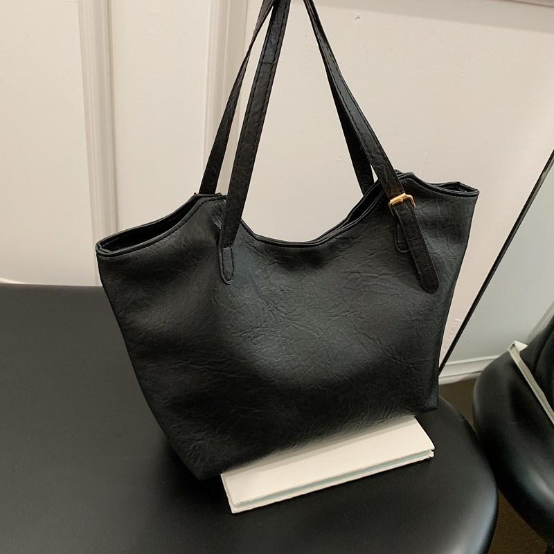 Retro large-capacity new versatile handbag tote bag fashionable shoulder underarm bag commute to work чёрный
Retro large-capacity new versatile handbag tote bag fashionable shoulder underarm bag commute to work чёрный