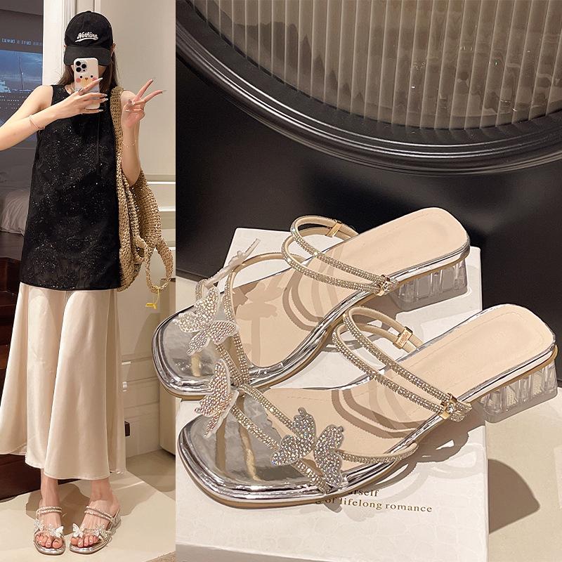 Wear two high-heeled thick-heeled slippers with skirts, and women s new rhinestone crystal sandals for summer 2025. 35 бежевый
Wear two high-heeled thick-heeled slippers with skirts, and women s new rhinestone crystal sandals for summer 2025. 35 бежевый
