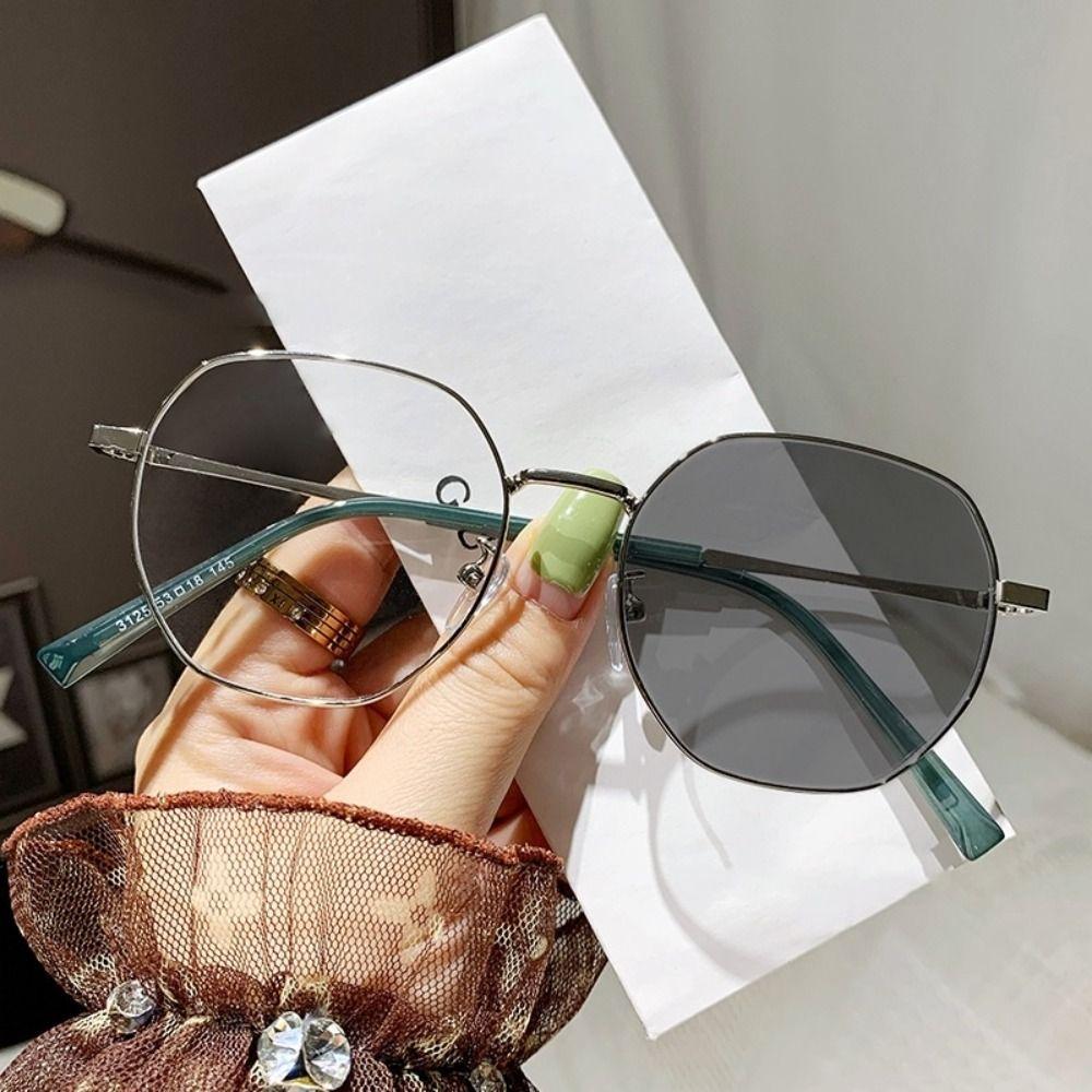 INS Changing Color Glasses Fashion Round Frame Eyewear New Photochromic Glasses срібний
INS Changing Color Glasses Fashion Round Frame Eyewear New Photochromic Glasses срібний