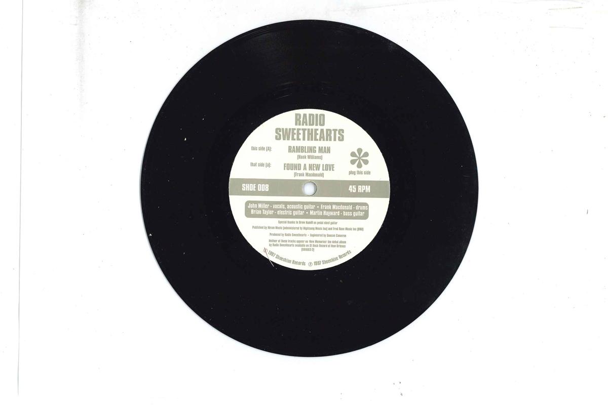 7inch Record RADIO SWEETHEARTS - Rambling Man / Found A New Love SHOE008 SHOESHINE 1997 UK Rock Used
7inch Record RADIO SWEETHEARTS - Rambling Man / Found A New Love SHOE008 SHOESHINE 1997 UK Rock Used