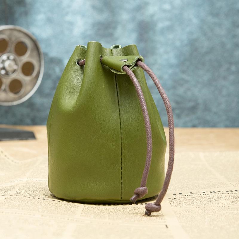 Винтажный кожаный кошелек для монет - Кожа коровьей шкуры высшего сорта, Маленький кошелек, Хранилище для губной помады со шнурком 8*8*11 cm зелёный
Винтажный кожаный кошелек для монет - Кожа коровьей шкуры высшего сорта, Маленький кошелек, Хранилище для губной помады со шнурком 8*8*11 cm зелёный