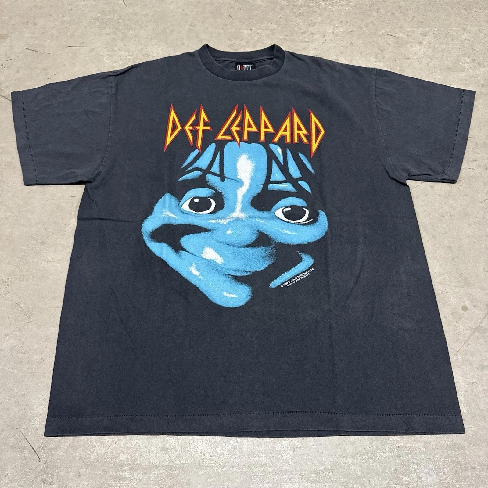 Винтажная футболка Def Leppard 1992 года Rocks Outta The Question Большой бирка Репринт S
Винтажная футболка Def Leppard 1992 года Rocks Outta The Question Большой бирка Репринт S
