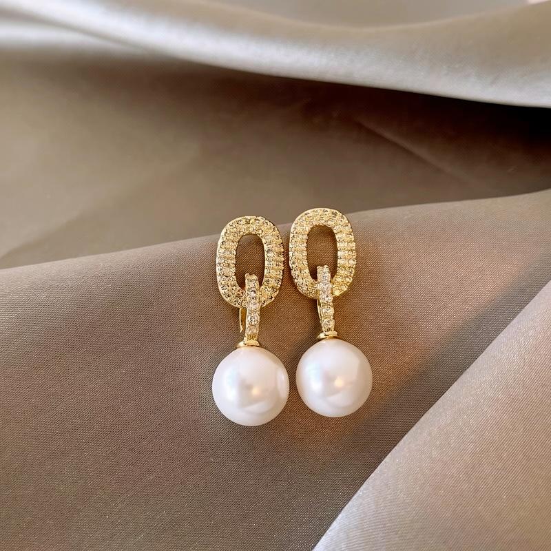 Silver needle zircon oval pearl stud earrings fashionable versatile earrings temperament advanced sense atmosphere exquisite light luxury earrings
Silver needle zircon oval pearl stud earrings fashionable versatile earrings temperament advanced sense atmosphere exquisite light luxury earrings