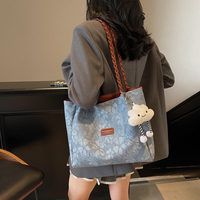 Bag Women s Large Capacity Shoulder Bag 2025 New Spring and Summer Student Fashion Underarm Portable Tote Bag
Bag Women s Large Capacity Shoulder Bag 2025 New Spring and Summer Student Fashion Underarm Portable Tote Bag