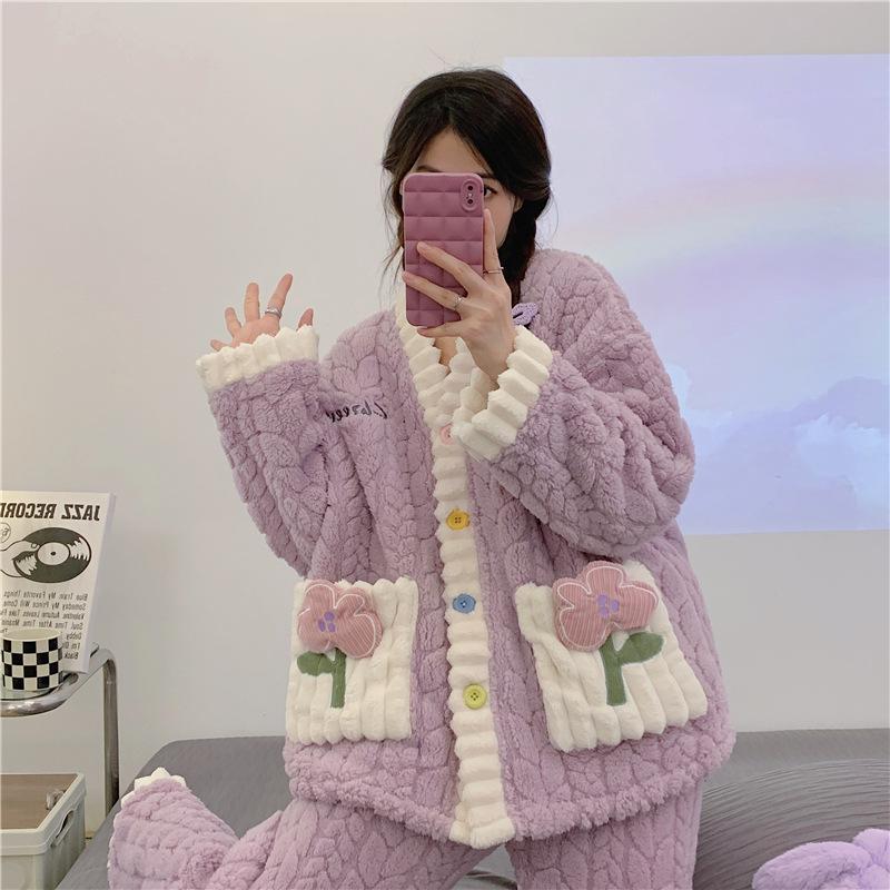 Женские пижамы, зимние толстые теплые коралловые бархатные комплекты, новинка 2023 года, фланелевая домашняя одежда с героями мультфильмов, осень-зима
Женские пижамы, зимние толстые теплые коралловые бархатные комплекты, новинка 2023 года, фланелевая домашняя одежда с героями мультфильмов, осень-зима