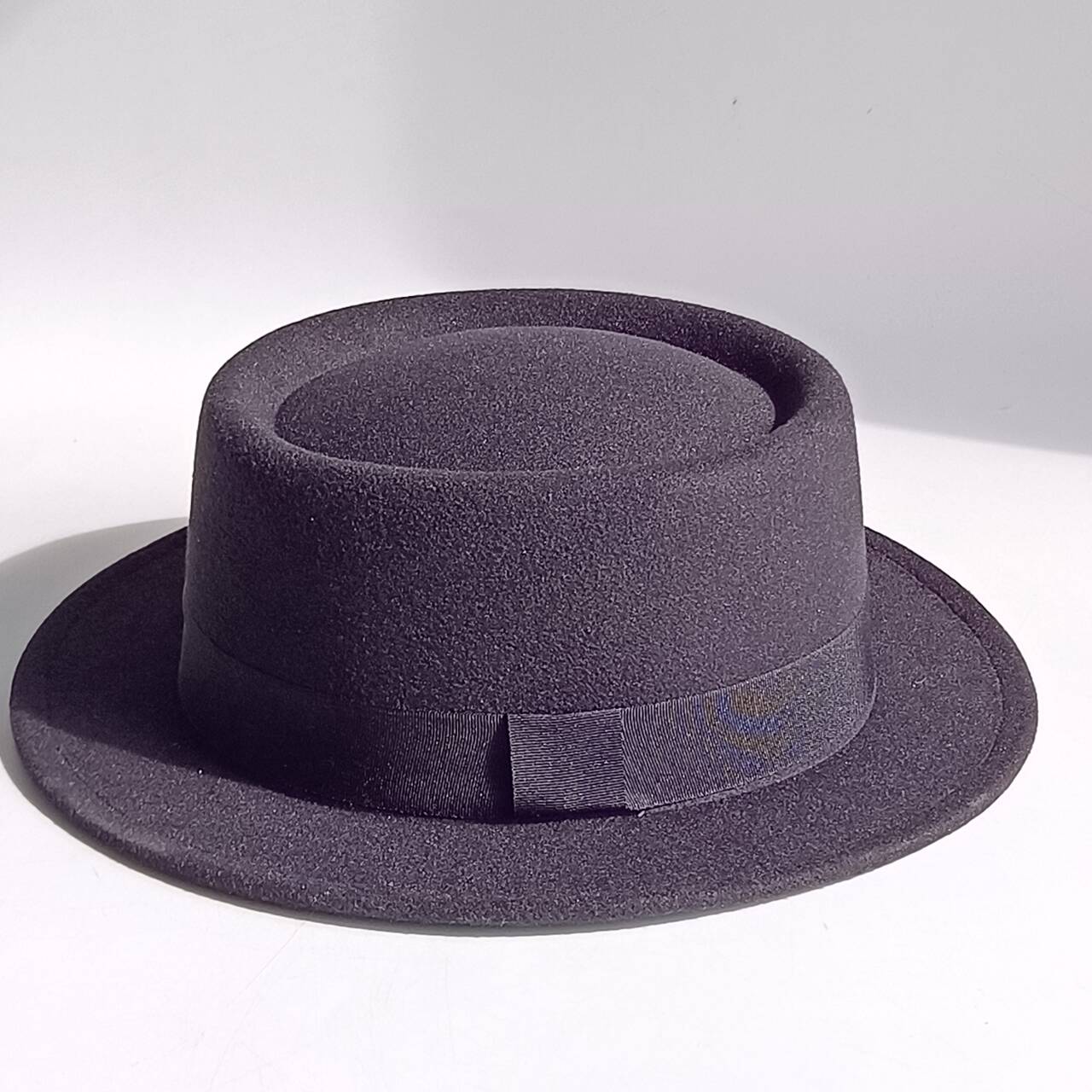 4.5 cm narrow-brimmed men s felt hat with raised top, new autumn/winter retro gentleman s hat/church cap M56-58CM
4.5 cm narrow-brimmed men s felt hat with raised top, new autumn/winter retro gentleman s hat/church cap M56-58CM
