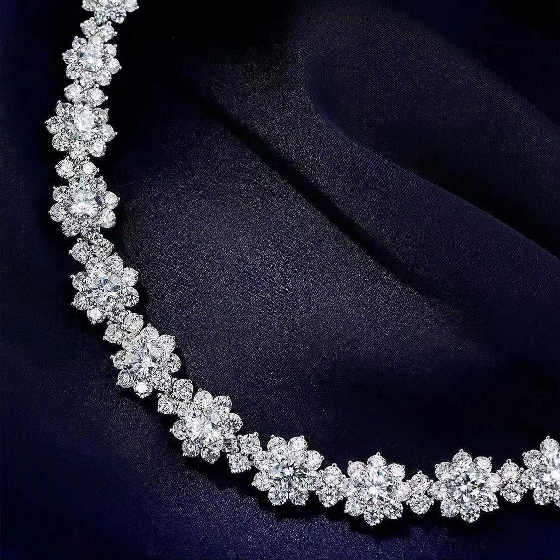 Хуэй Чжии 2023 Чокер «Подсолнух»: Серебро 925 пробы с бриллиантами высокой углеродистости 925 Sterling Silver
Хуэй Чжии 2023 Чокер «Подсолнух»: Серебро 925 пробы с бриллиантами высокой углеродистости 925 Sterling Silver