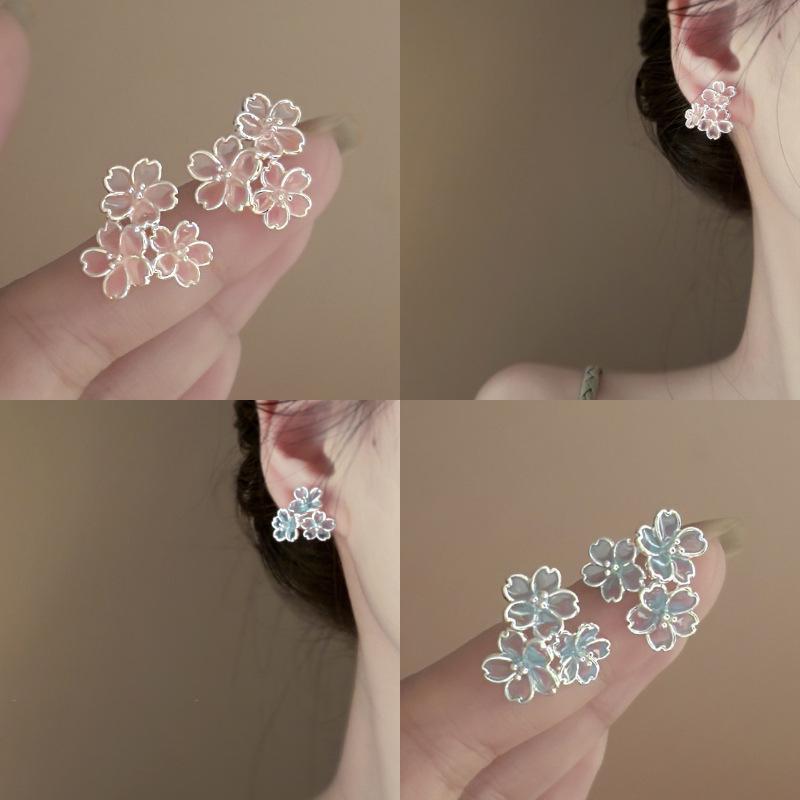 Silver needle resin flower earrings, sweet and simple high-end stud earrings, versatile light luxury niche temperament earrings
Silver needle resin flower earrings, sweet and simple high-end stud earrings, versatile light luxury niche temperament earrings