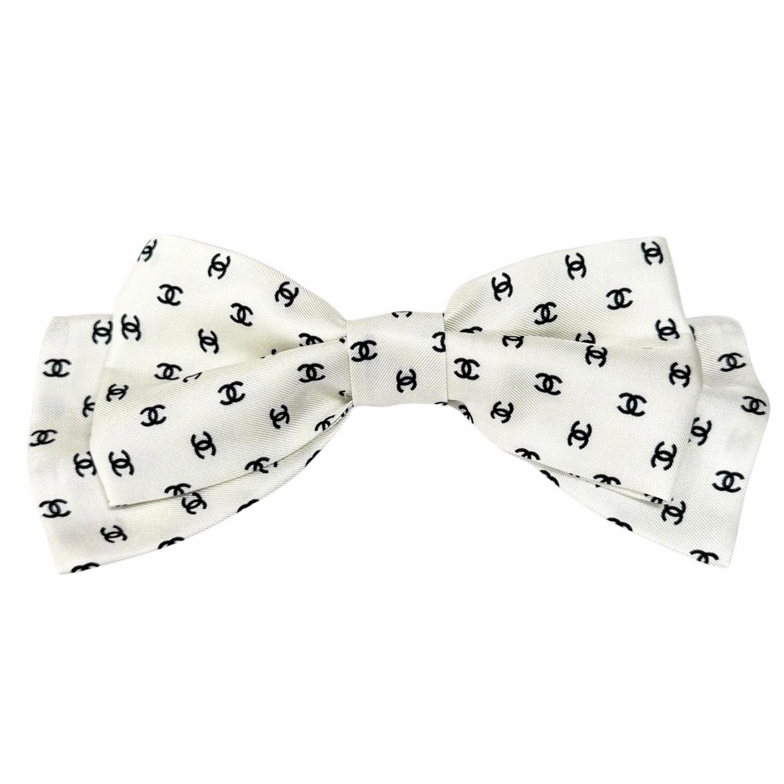 Pristine CHANEL Valletta COCO Mark all-over print ribbon white Women 25P Used
Pristine CHANEL Valletta COCO Mark all-over print ribbon white Women 25P Used