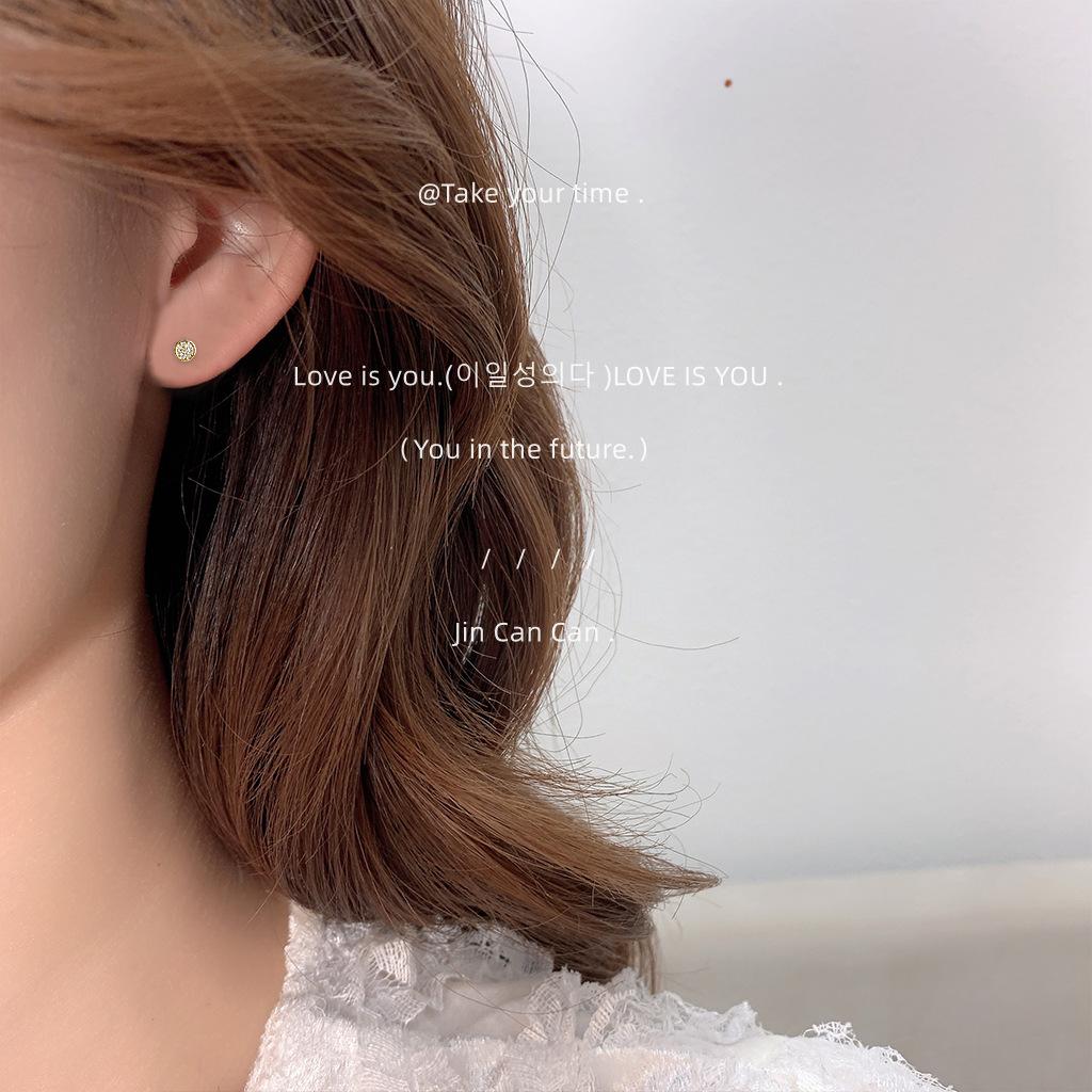 Micro-set zircon asymmetrical mini stud earrings are versatile, individual, simple, design, planetary, geometric, petite earrings
Micro-set zircon asymmetrical mini stud earrings are versatile, individual, simple, design, planetary, geometric, petite earrings