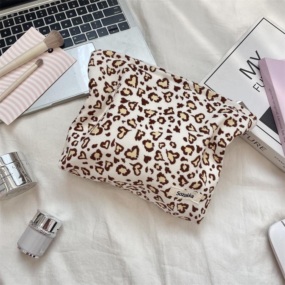 Ins Corduroy Makeup Bag for Women Leopard Printed Cosmetic Bag Large Capacity Portable Travel Organizer Wash BagsToiletry Bag бежевый
Ins Corduroy Makeup Bag for Women Leopard Printed Cosmetic Bag Large Capacity Portable Travel Organizer Wash BagsToiletry Bag бежевый