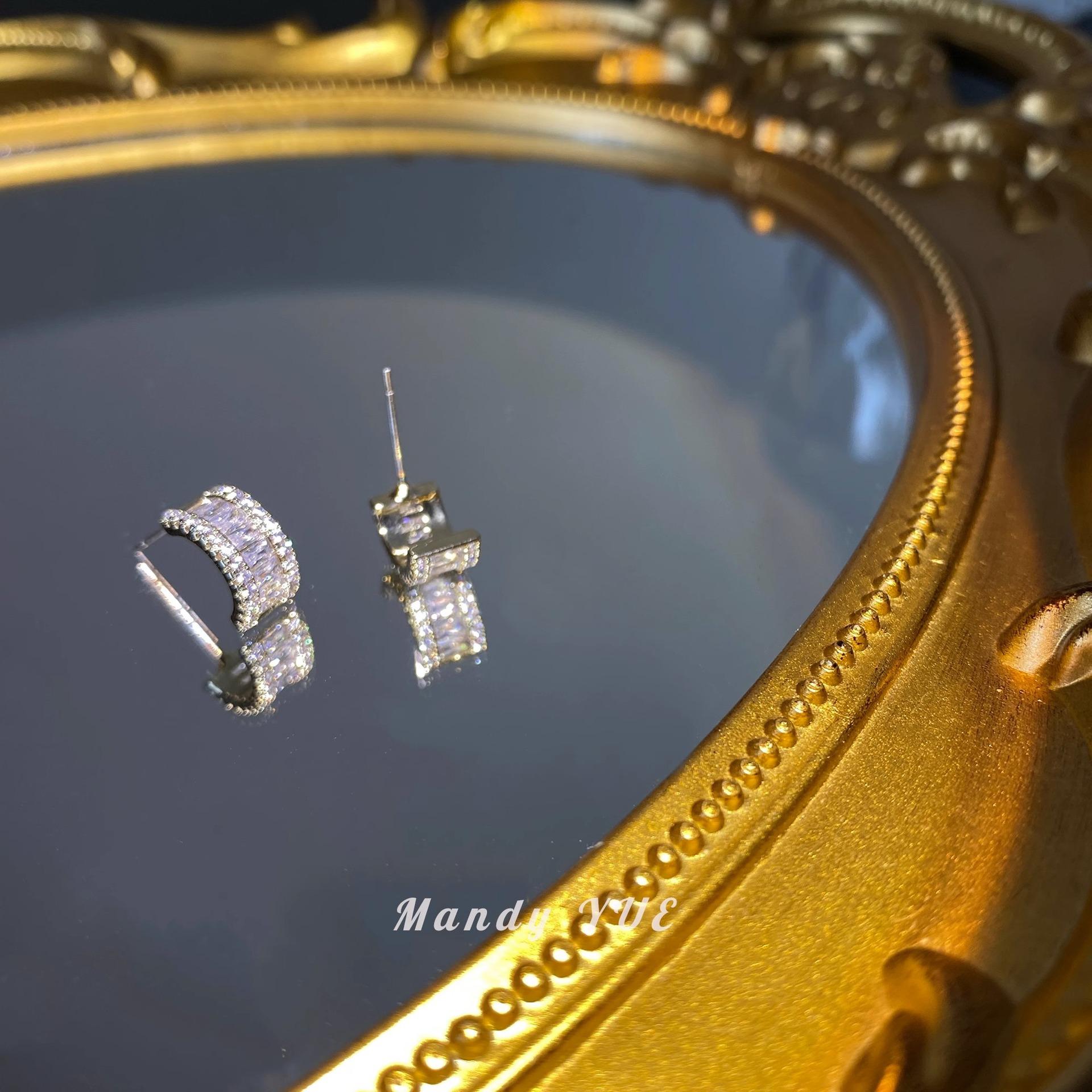 Silver needle micro-inlaid zircon stud earrings, simple and small, ear-raising temperament earrings, high-end office worker niche earrings
Silver needle micro-inlaid zircon stud earrings, simple and small, ear-raising temperament earrings, high-end office worker niche earrings