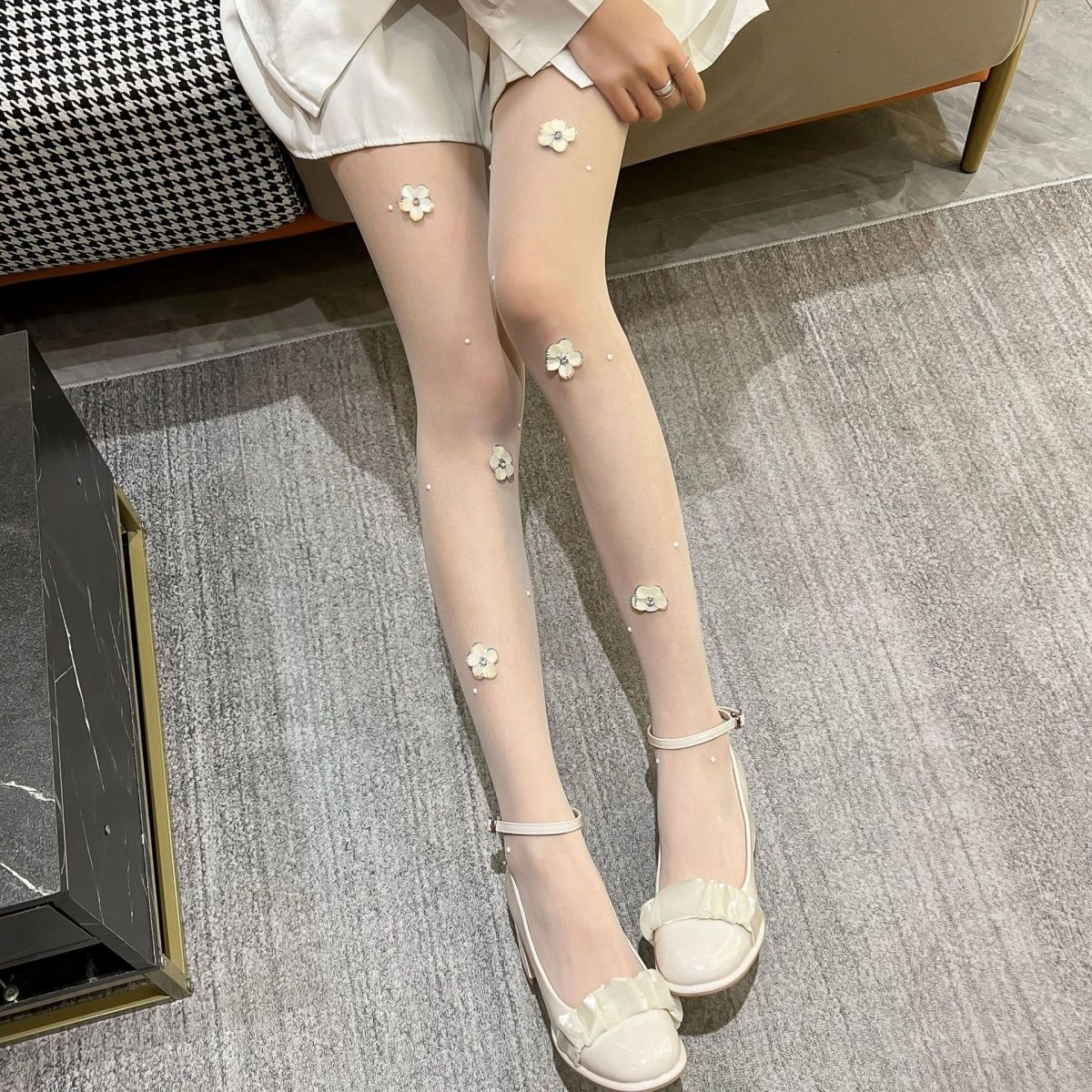 Milk White Pantyhose for Women Flower Pattern Anti Snagging Stockings with Rhinestones One Size
Milk White Pantyhose for Women Flower Pattern Anti Snagging Stockings with Rhinestones One Size