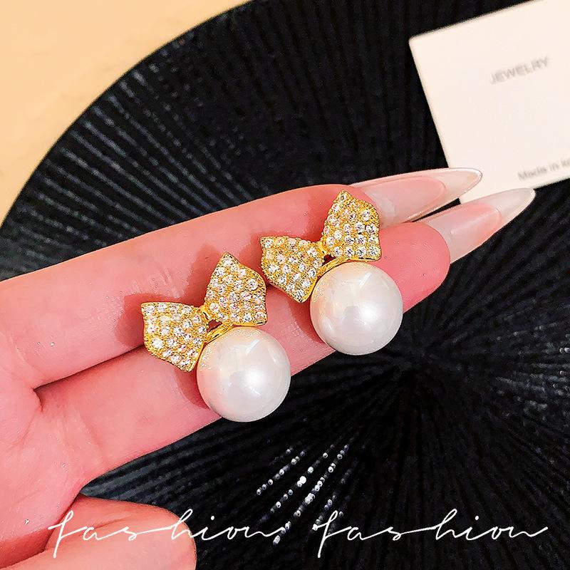Silver needle earrings temperament full zirconium bow pearl stud earrings light luxury elegant gentle versatile design earrings
Silver needle earrings temperament full zirconium bow pearl stud earrings light luxury elegant gentle versatile design earrings