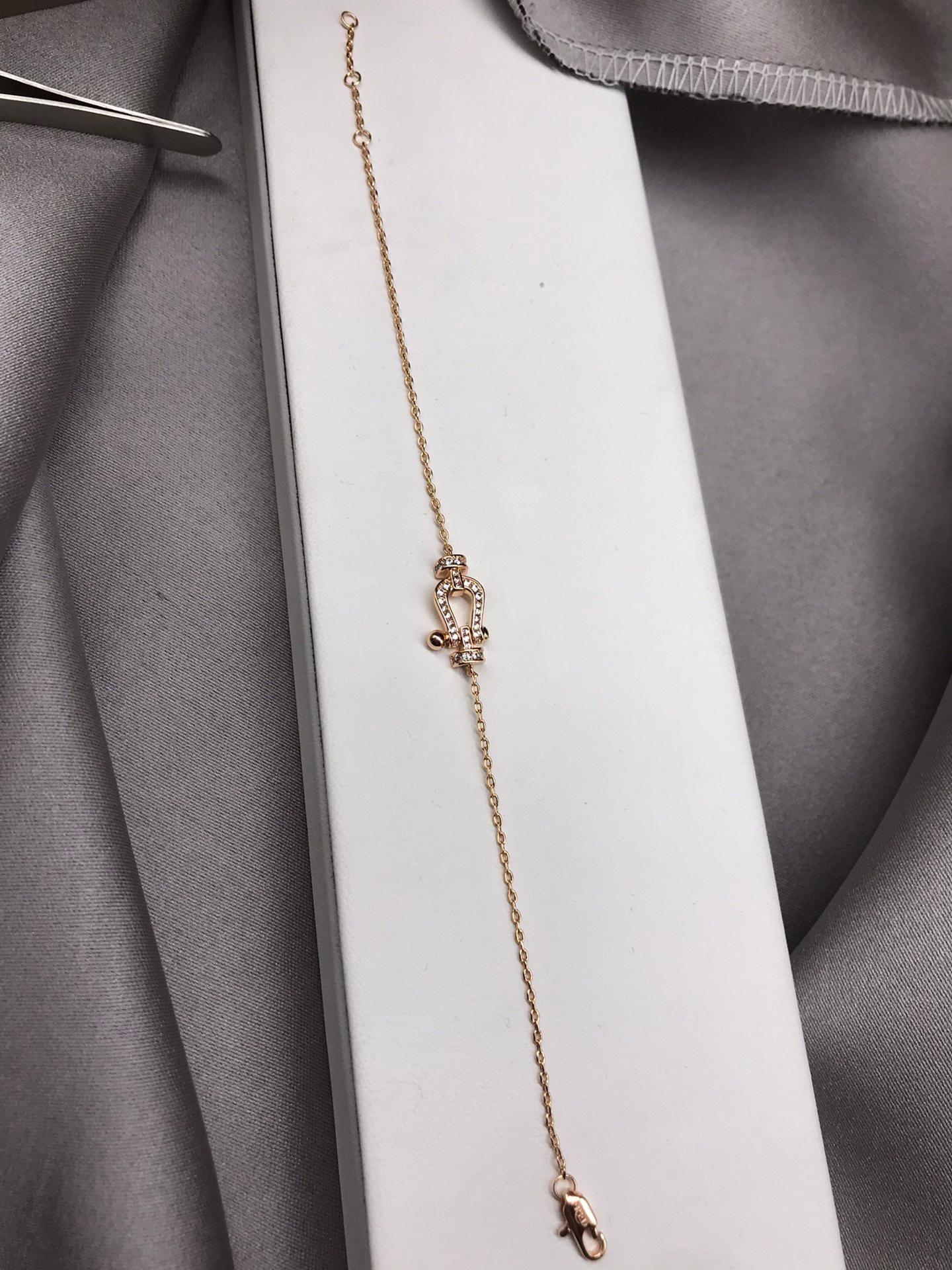 Elegant Rhinestone Horseshoe Buckle Bracelet - Chic U-Shaped, Versatile Jewelry for Women
Elegant Rhinestone Horseshoe Buckle Bracelet - Chic U-Shaped, Versatile Jewelry for Women