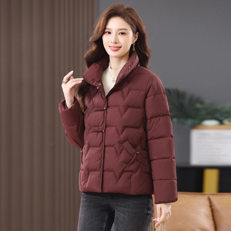Женская зимняя короткая хлопковая куртка 2024: Модное легкое пальто в китайском стиле со стойкой для мам среднего и пожилого возраста XXL (recommended for 135-146 catties)
Женская зимняя короткая хлопковая куртка 2024: Модное легкое пальто в китайском стиле со стойкой для мам среднего и пожилого возраста XXL (recommended for 135-146 catties)