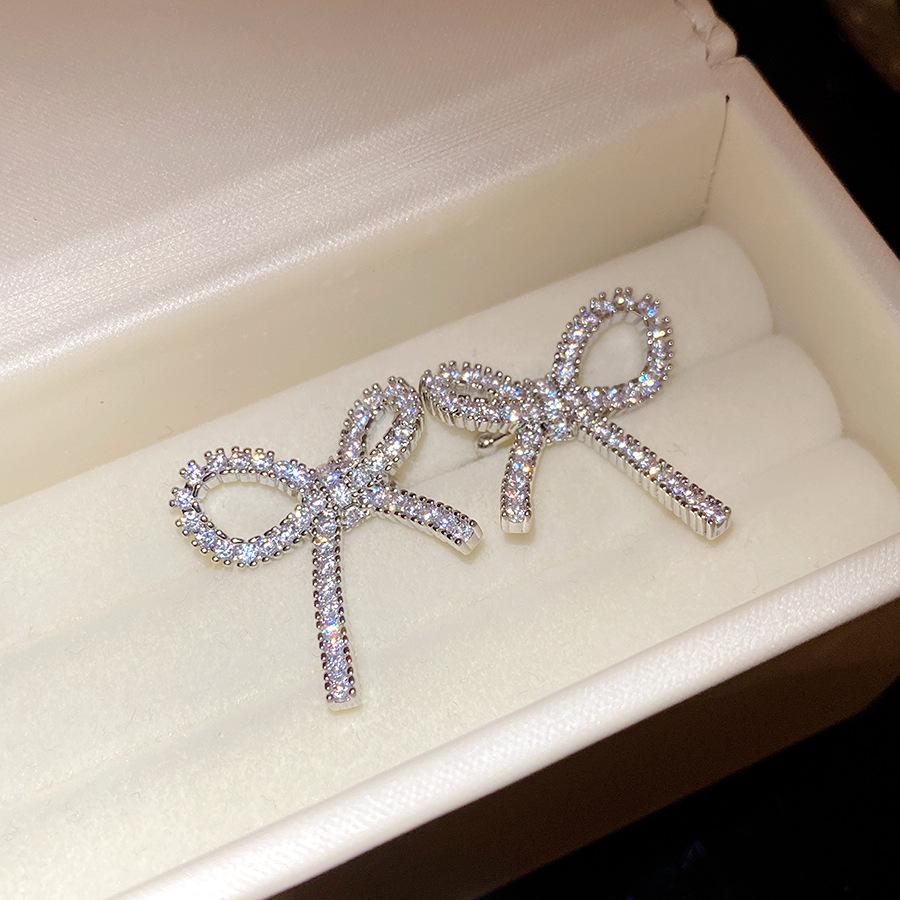 Zircon bow without ear piercings, ear bone clip, cold wind, exquisite temperament, ear clip, light luxury, high-end earrings, women
Zircon bow without ear piercings, ear bone clip, cold wind, exquisite temperament, ear clip, light luxury, high-end earrings, women