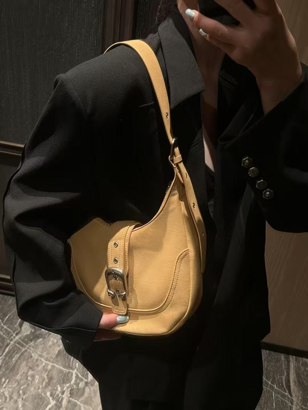 Vintage Saddle Bag for Women Split Leather Crossbody Shoulder Bag, Lightweight Armpit Fashi Handbag for Trendy Style Girls 26 x 7 x 18 cm жёлтый
Vintage Saddle Bag for Women Split Leather Crossbody Shoulder Bag, Lightweight Armpit Fashi Handbag for Trendy Style Girls 26 x 7 x 18 cm жёлтый