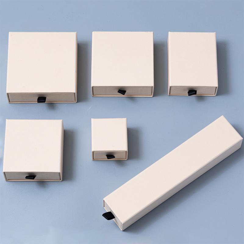 Кольорова подарункова коробка для прикрас з шухлядами - вміщує браслети, сережки-гвоздики, перлинні намиста та каблучки
Кольорова подарункова коробка для прикрас з шухлядами - вміщує браслети, сережки-гвоздики, перлинні намиста та каблучки