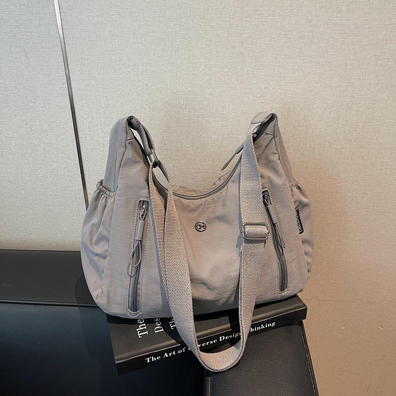Large capacity bag Women s tote bag College student commuter messenger bag Women s waterproof nylon shoulder bag серый
Large capacity bag Women s tote bag College student commuter messenger bag Women s waterproof nylon shoulder bag серый