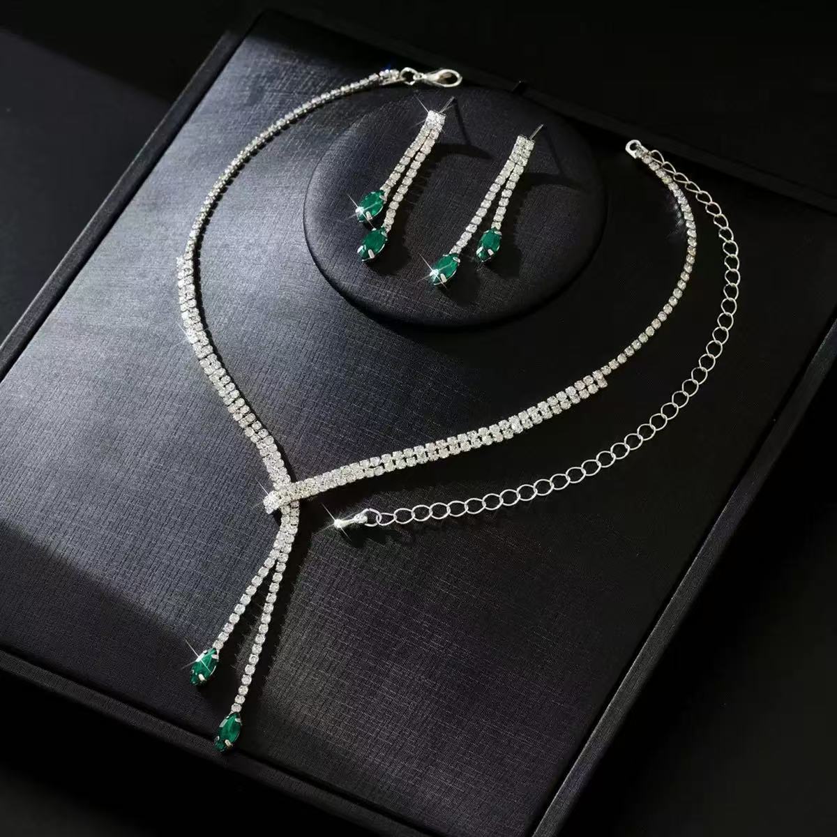 Simple Geometric Rhinestone Necklace and Earring Set for Wedding Daily Wear , Elegant Versatile Jewelry Set , Full Rhine зелёный
Simple Geometric Rhinestone Necklace and Earring Set for Wedding Daily Wear , Elegant Versatile Jewelry Set , Full Rhine зелёный