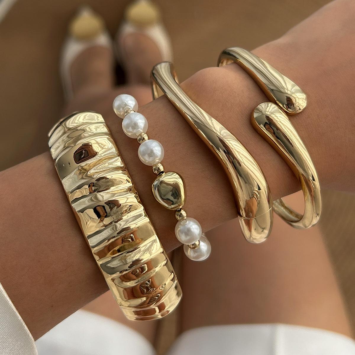 Punk style mixed and matched pleated wide bracelet, irregular imitation pearl water drop hug beaded bracelet bracelet jewelry women
Punk style mixed and matched pleated wide bracelet, irregular imitation pearl water drop hug beaded bracelet bracelet jewelry women
