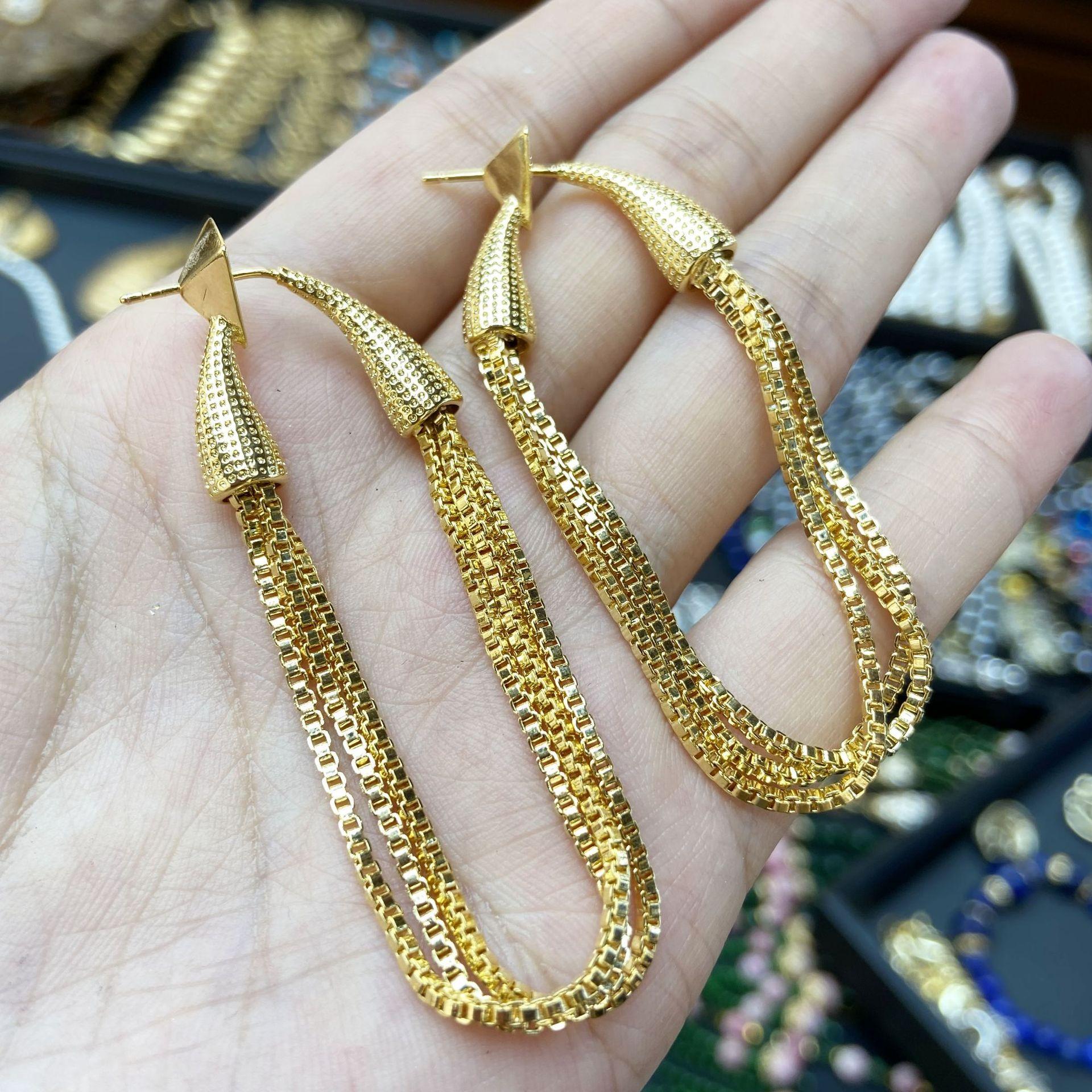 Yang Mi Has The Same Smart Gold Chain Fringed Stud Earrings, Light Luxury Retro Fashion Long Earrings.
Yang Mi Has The Same Smart Gold Chain Fringed Stud Earrings, Light Luxury Retro Fashion Long Earrings.