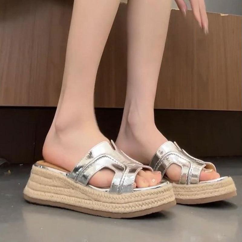 Маленькие шлепанцы на толстой подошве из соломенного плетения, женская новинка лета, сандалии на каблуке с юбкой, крутые шлепанцы 40 серебряный
Маленькие шлепанцы на толстой подошве из соломенного плетения, женская новинка лета, сандалии на каблуке с юбкой, крутые шлепанцы 40 серебряный