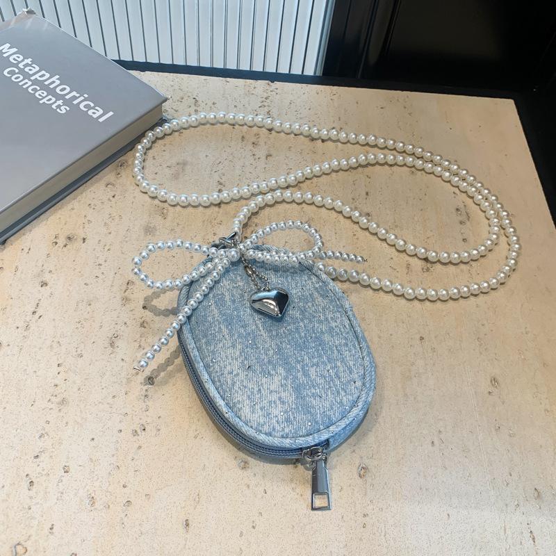 Сумка из жемчужного денима, стильная, расшитая пайетками.
Сумка из жемчужного денима, стильная, расшитая пайетками.