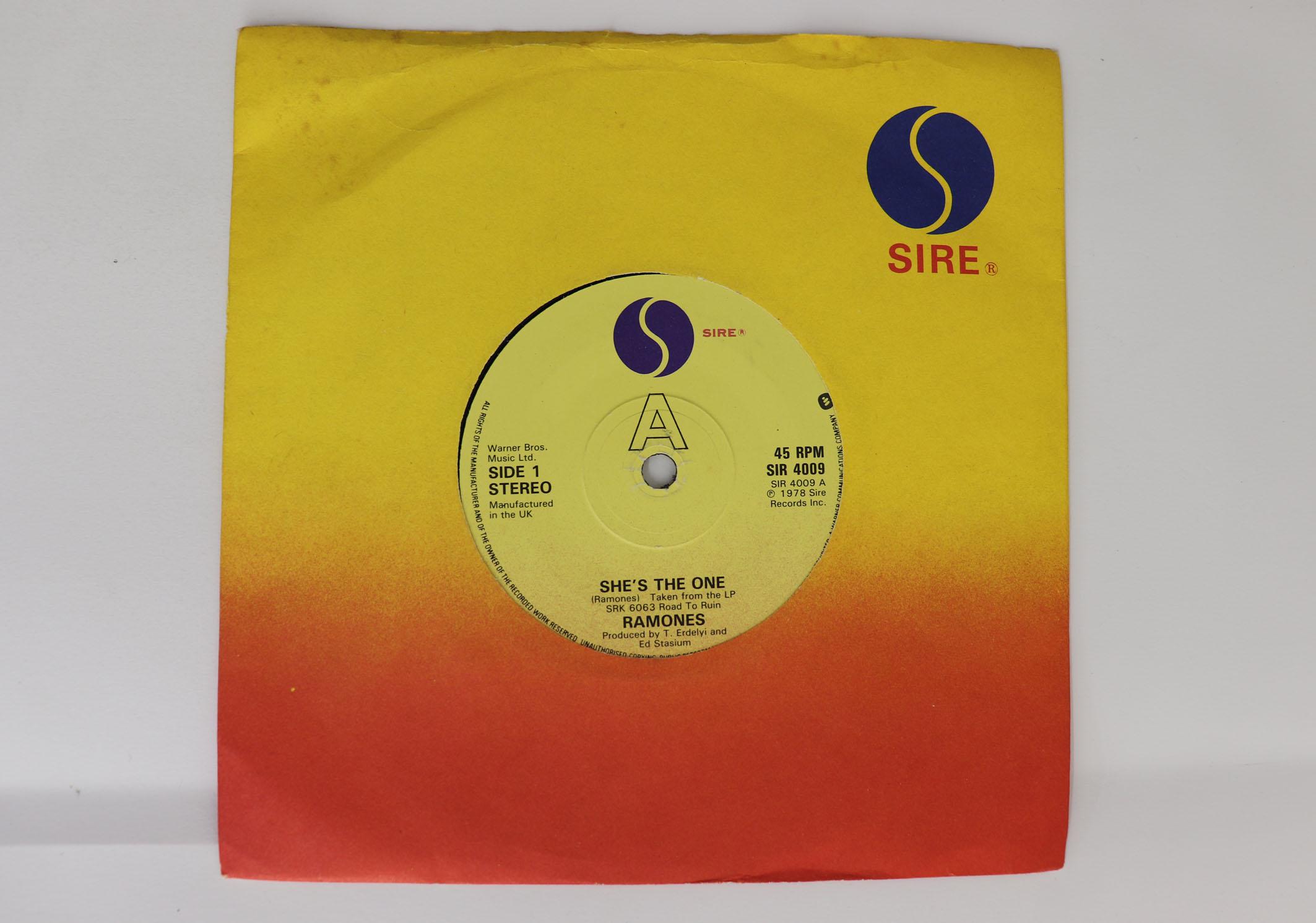 7inch Record RAMONES - She s The One / I Wanna Be Sedated SIR4009 SIRE 1978 UK Rock Used
7inch Record RAMONES - She s The One / I Wanna Be Sedated SIR4009 SIRE 1978 UK Rock Used