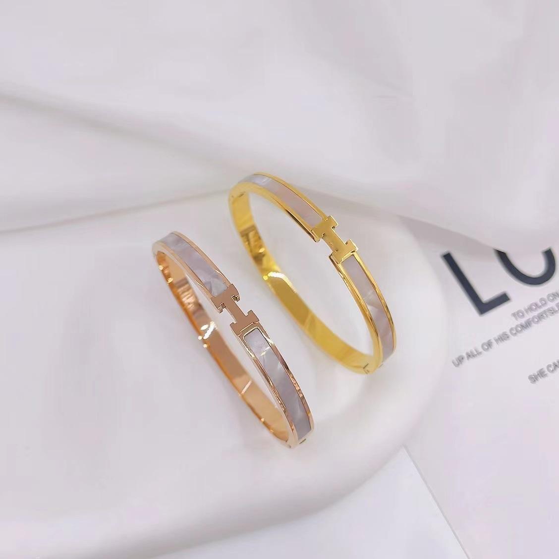 Браслет с буквой H, модный браслет из титановой стали Unfade
Браслет с буквой H, модный браслет из титановой стали Unfade