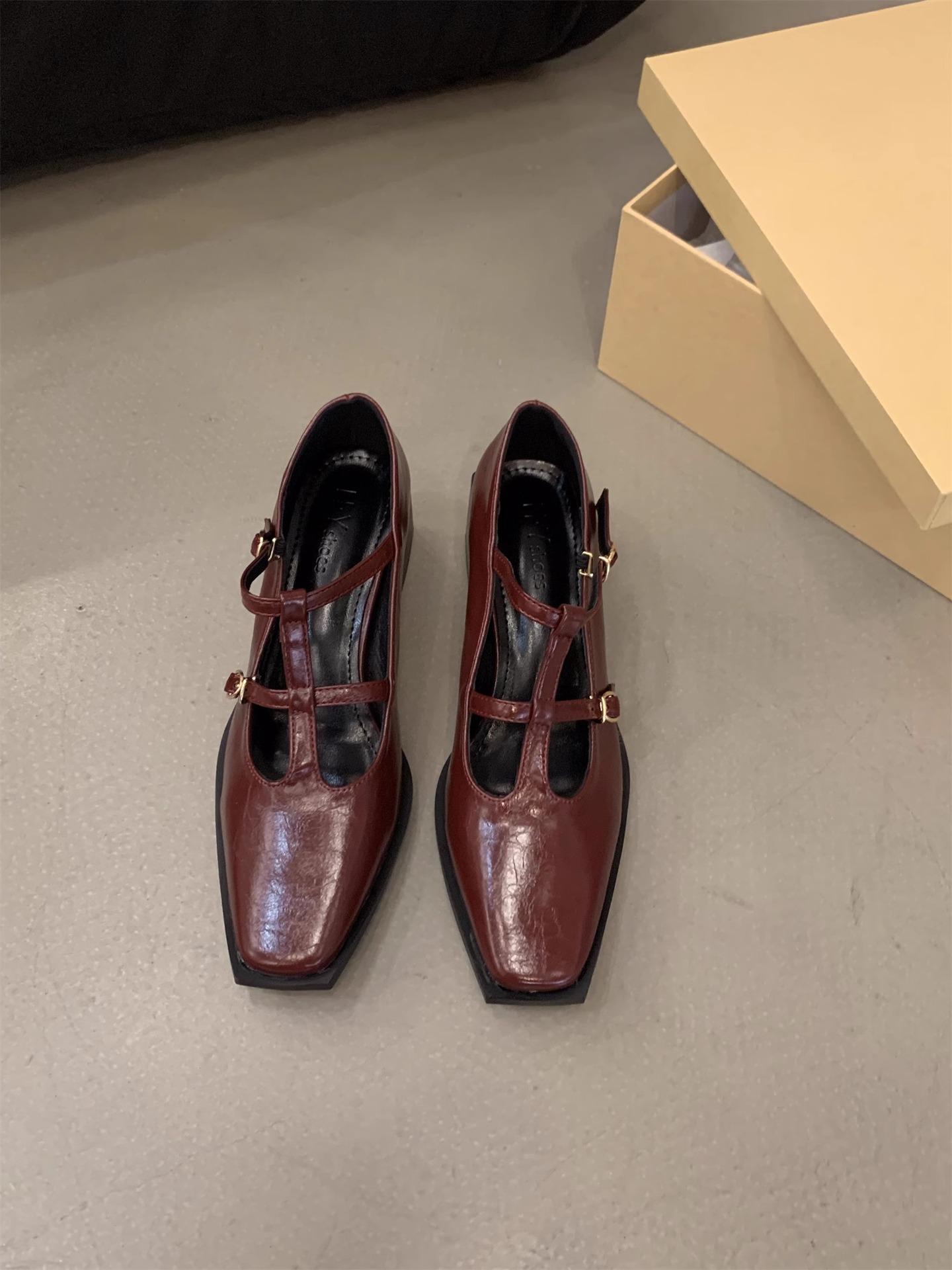 Туфли Мэри Джейн женские туфли весна и осень 2025 новые толстый каблук легкий вырез с юбкой универсальные одинарные туфли 39
Туфли Мэри Джейн женские туфли весна и осень 2025 новые толстый каблук легкий вырез с юбкой универсальные одинарные туфли 39