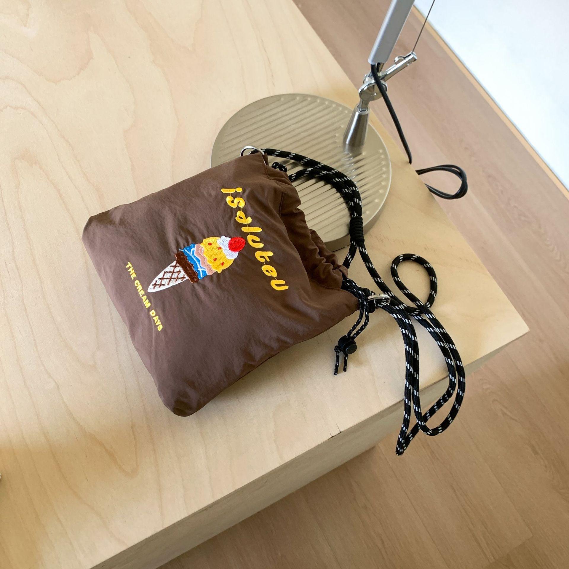 2025 new contrasting color messenger bag simple portable mobile phone bag spring cartoon canvas tote bag women коричневий
2025 new contrasting color messenger bag simple portable mobile phone bag spring cartoon canvas tote bag women коричневий