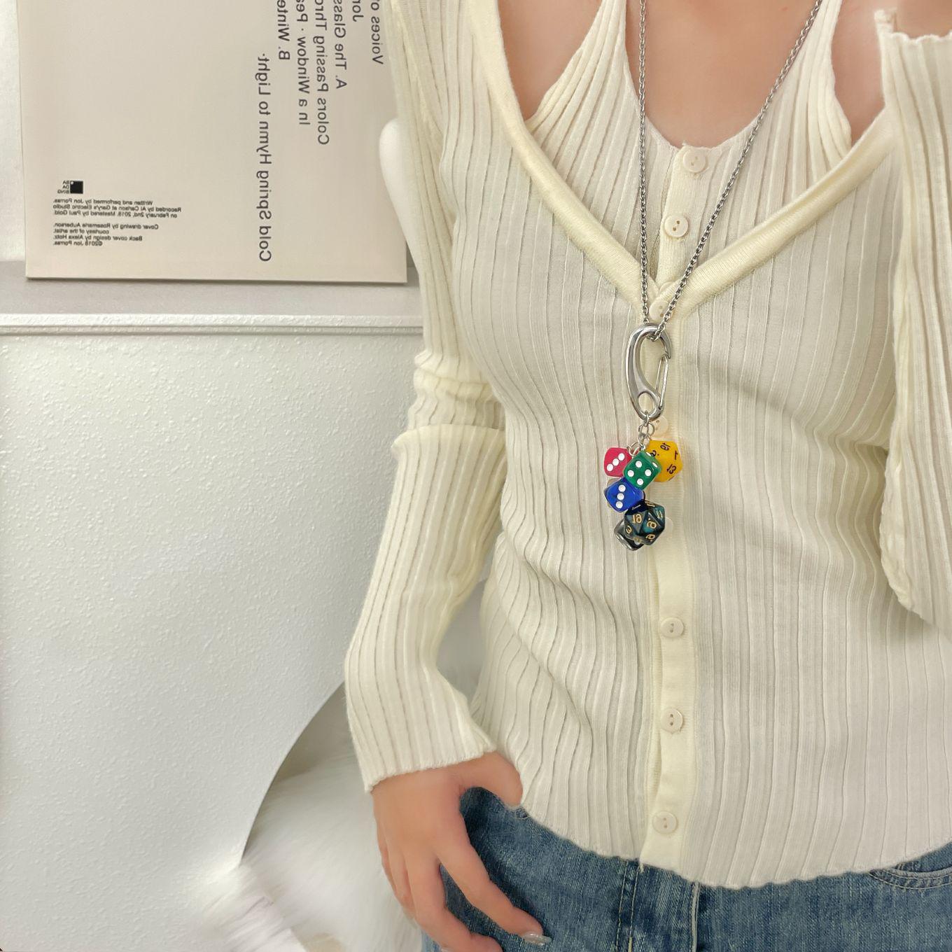 Ожерелье с подвеской в виде разноцветных игральных костей: Модный, высококачественный и уникальный по дизайну брелок.
Ожерелье с подвеской в виде разноцветных игральных костей: Модный, высококачественный и уникальный по дизайну брелок.