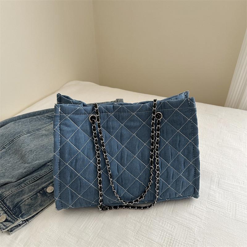 Stylish Unique Shoulder Tote Bag In Black And Blue With Spacious Design For Everyday Use світло-синій колір
Stylish Unique Shoulder Tote Bag In Black And Blue With Spacious Design For Everyday Use світло-синій колір