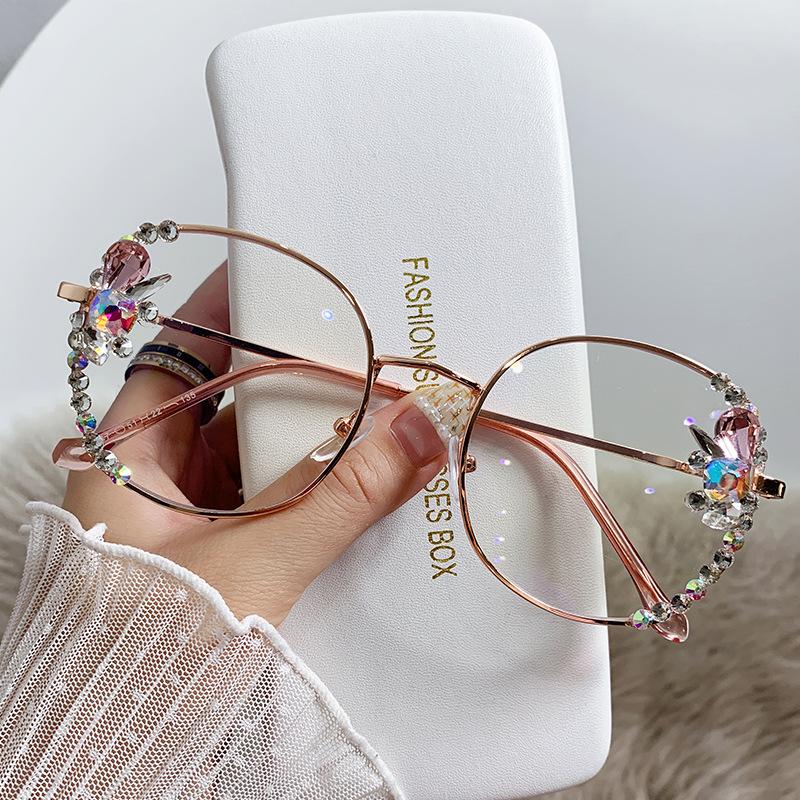 2025 Модные круглые солнцезащитные очки класса люкс для женщин, солнцезащитные очки с бриллиантами, винтажные оттенки, женские розовые очки Gafas De Sol
2025 Модные круглые солнцезащитные очки класса люкс для женщин, солнцезащитные очки с бриллиантами, винтажные оттенки, женские розовые очки Gafas De Sol