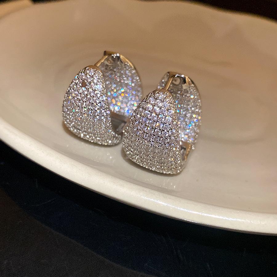 Zircon asymmetric water drop ear buckle European and American retro personality fashion temperament versatile earrings light luxury high-end earrings
Zircon asymmetric water drop ear buckle European and American retro personality fashion temperament versatile earrings light luxury high-end earrings