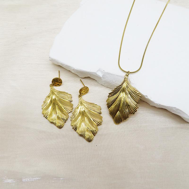 18K Gold-Plated Stainless Steel Leaf Dangle Earrings and Necklace Set for Women, High-End Niche Design 2024. 18K
18K Gold-Plated Stainless Steel Leaf Dangle Earrings and Necklace Set for Women, High-End Niche Design 2024. 18K