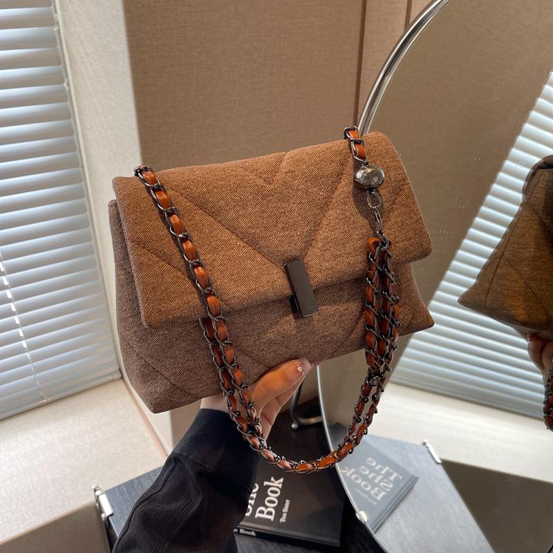 Bag Women s Bag 2025 New Fashion Textured Shoulder Crossbody Bag Rhombus Chain Simple Versatile Small Square Bag 24*9*15 коричневый
Bag Women s Bag 2025 New Fashion Textured Shoulder Crossbody Bag Rhombus Chain Simple Versatile Small Square Bag 24*9*15 коричневый