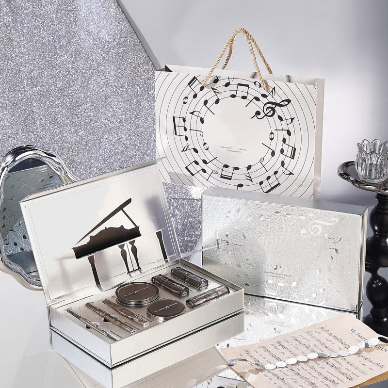 Piano Love Makeup Gift Set for Her – Romantic Black & White Keyboard Inspired Cosmetic Kit with Lipstick, Eyeshadow & Blush, Valentine’s Day Present as the picture
Piano Love Makeup Gift Set for Her – Romantic Black & White Keyboard Inspired Cosmetic Kit with Lipstick, Eyeshadow & Blush, Valentine’s Day Present as the picture