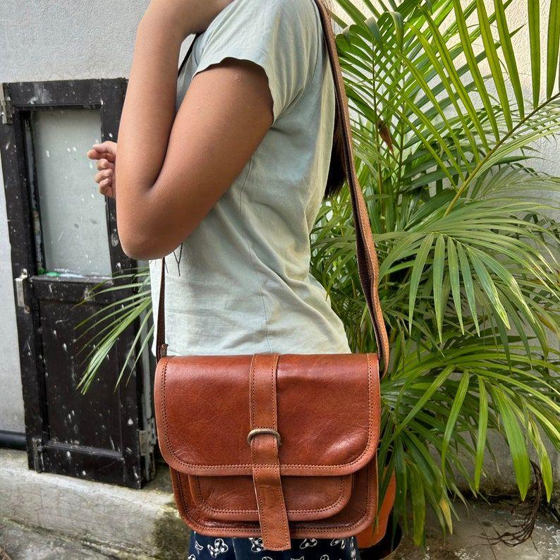 Кожаная сумка кроссбоди. Кожаная сумка. Сумка из натуральной кожи ручной работы, сумка кроссбоди для женщин, сумки кроссбоди, кошелек, кожаный кошелек для женщин, подарок для нее 11 x 9 x 3 in
Кожаная сумка кроссбоди. Кожаная сумка. Сумка из натуральной кожи ручной работы, сумка кроссбоди для женщин, сумки кроссбоди, кошелек, кожаный кошелек для женщин, подарок для нее 11 x 9 x 3 in