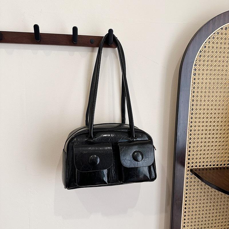Simple texture mailman armpit bag women s 2025 new winter shoulder bag versatile commuter pillow bag
Simple texture mailman armpit bag women s 2025 new winter shoulder bag versatile commuter pillow bag