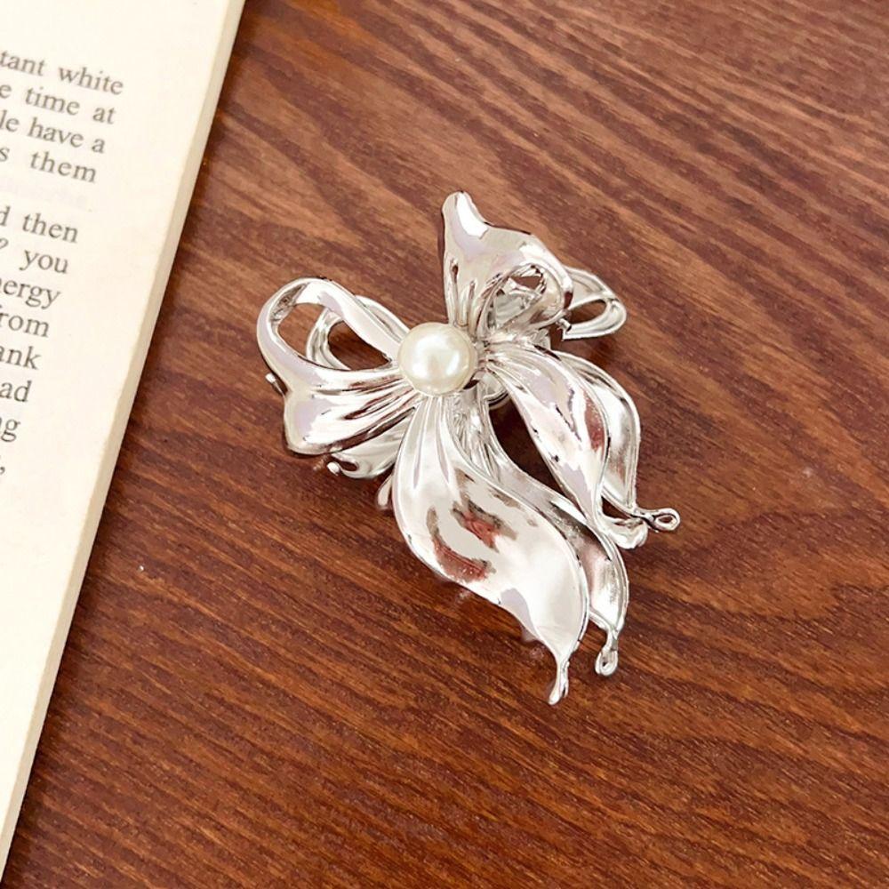 Pearl Butterfly Hair Claw Flower Shark Clip Elegant Metal Hair Crab Clip Hair Fixation silver-Style D
Pearl Butterfly Hair Claw Flower Shark Clip Elegant Metal Hair Crab Clip Hair Fixation silver-Style D