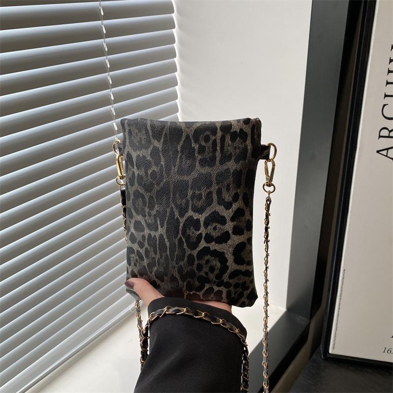 Retro niche design casual small bag women s 2025 autumn new fashion trend textured shoulder small square bag
Retro niche design casual small bag women s 2025 autumn new fashion trend textured shoulder small square bag