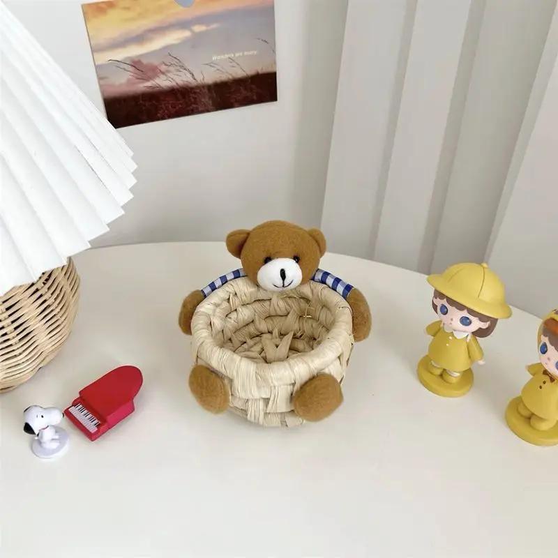 Милый маленький медведь обнимает плетеную корзинку для хранения плетеной косметики помады и разных предметов корзина для хранения настольного декора
Милый маленький медведь обнимает плетеную корзинку для хранения плетеной косметики помады и разных предметов корзина для хранения настольного декора