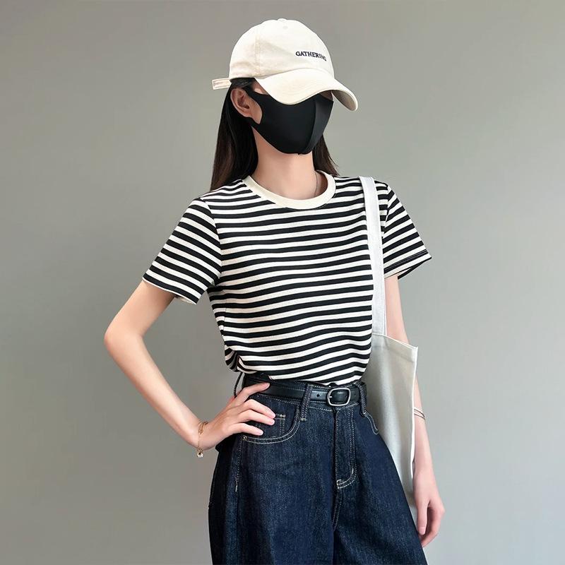 Black & White Striped Short-Sleeve Hong Kong Style Loose Fit Women s Top M (95-112 lbs)
Black & White Striped Short-Sleeve Hong Kong Style Loose Fit Women s Top M (95-112 lbs)
