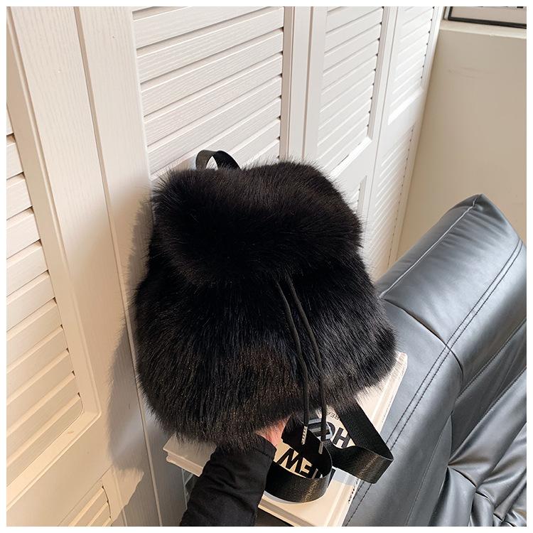 2024 осень и зима новая модная плюшевая сумка женская однотонная с откидным чехлом на шнурке женская плюшевая сумка на два плеча чёрный