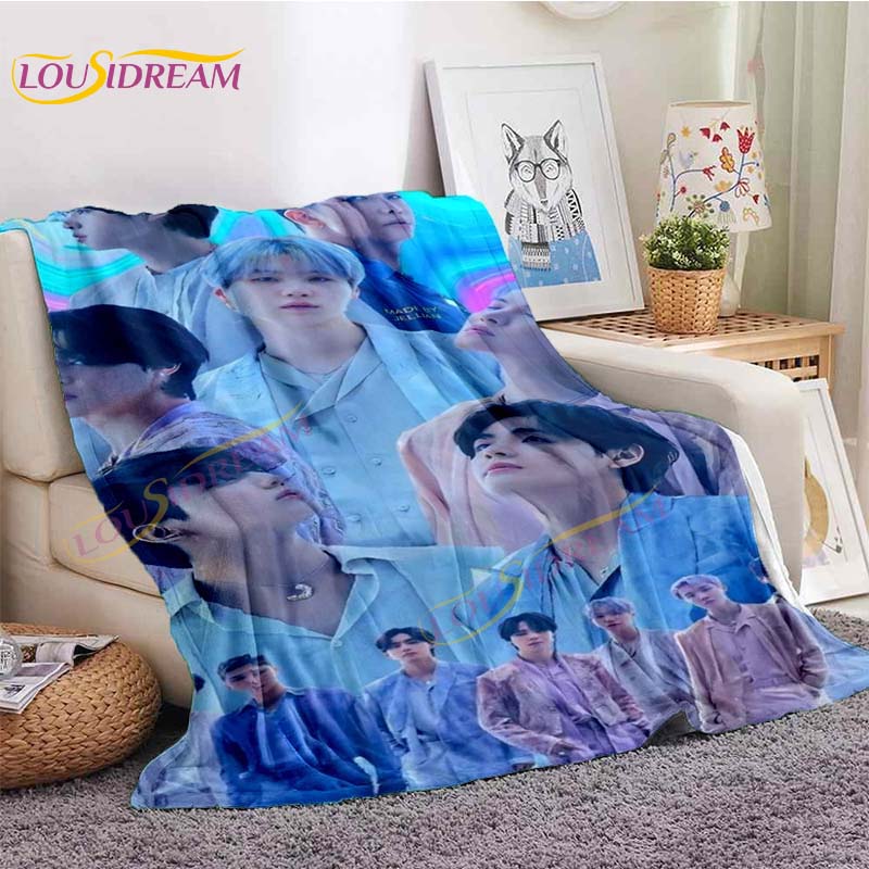 Плюшева ковдра BTS Декор для дому Подарунок для фаната BTS та Kpop Фланелева ковдра для дивана Вітальня Ковдра Фан-арт BTS Ледача ковдра 150x180cm
Плюшева ковдра BTS Декор для дому Подарунок для фаната BTS та Kpop Фланелева ковдра для дивана Вітальня Ковдра Фан-арт BTS Ледача ковдра 150x180cm