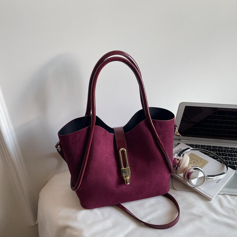 Large-capacity handbag women s 2025 autumn new retro foreign commuter tote bag Korean fashion messenger bag бордовый
Large-capacity handbag women s 2025 autumn new retro foreign commuter tote bag Korean fashion messenger bag бордовый